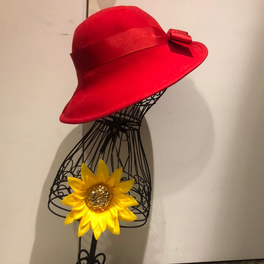 Vintage hat with ribbon. Found in grandma‘s closet.  Medium.